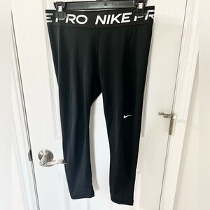 Black Nike Pro 3/4 length leggings